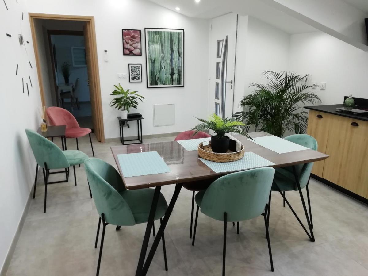 Appartement Au Dessus De La Maison Du Saunier ซาแลง-เดอ-ชิโรด์ ภายนอก รูปภาพ